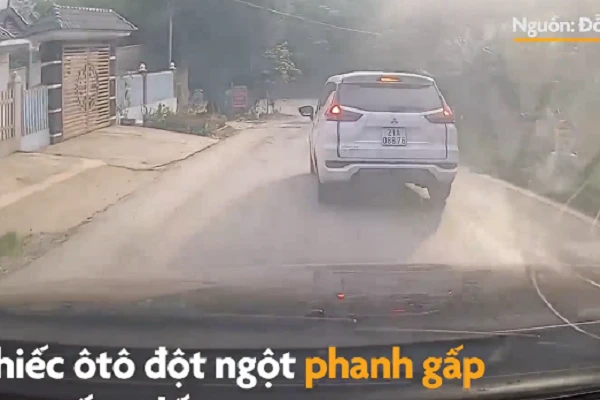 Video: Ôtô "hôn đít" xe khác vì không giữ khoảng cách