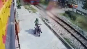 Video: Nam thanh niên vượt đường sắt, bị tàu hỏa đâm tử vong