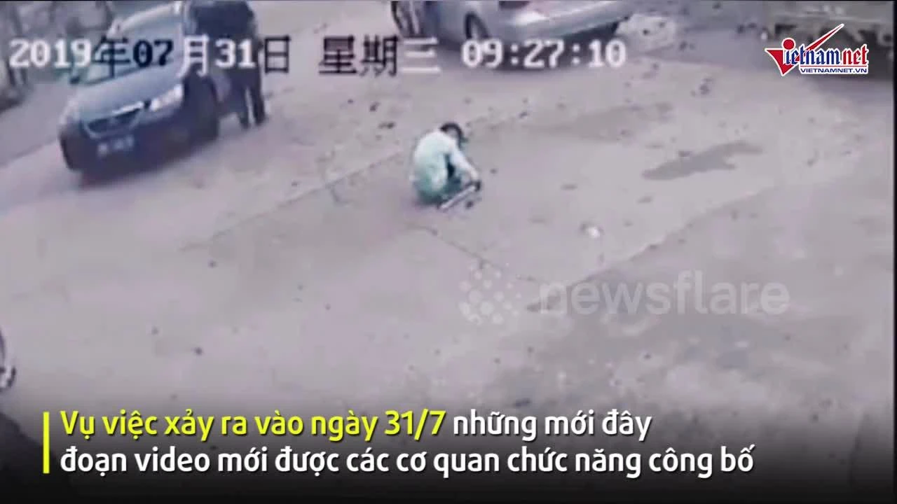 Video: Tài xế lái xe đâm, kéo lê bé trai 9 tuổi mà không hề hay biết