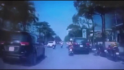 Video: Mẹ địu con chạy xe bất cẩn, té lao đầu vào bánh ôtô ở Hà Nội