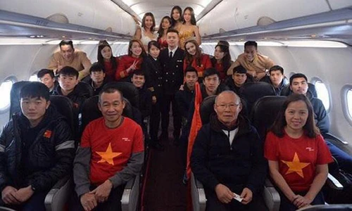 Video: VFF nói về màn trình diễn bikini trên máy bay chở U23 về nước