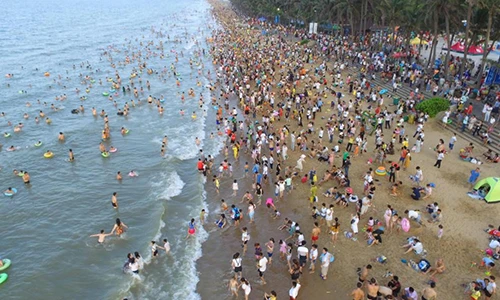 Gần 200.000 du khách tắm biển cầu may