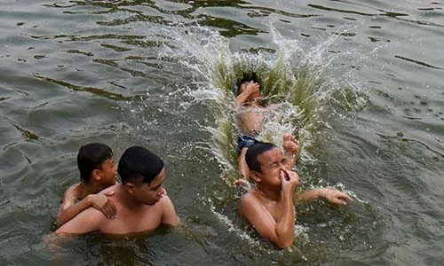 Trẻ em Hà Nội tắm giải nhiệt ở ao làng nghìn năm