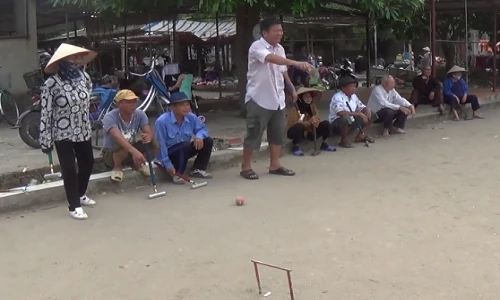 Video: Cụ già U80 vác gậy chơi môn thể thao quý tộc