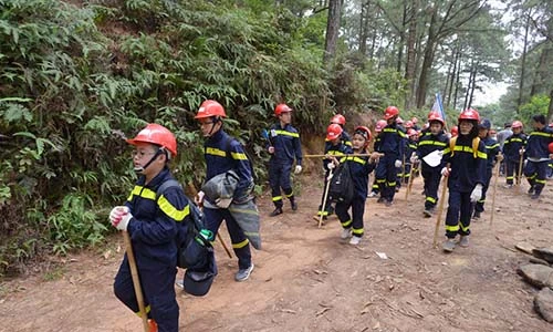 Trẻ em băng rừng, lội suối học cách sinh tồn