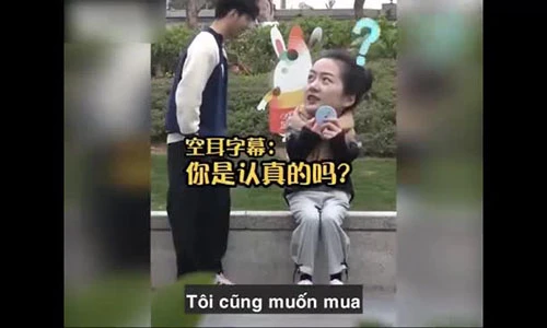 Video: Cô gái ngã ngửa sau khi cho trai đẹp mượn đồ ngoài đường