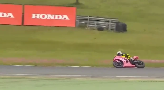 Video : Tay đua trả giá đắt vì ăn mừng sớm