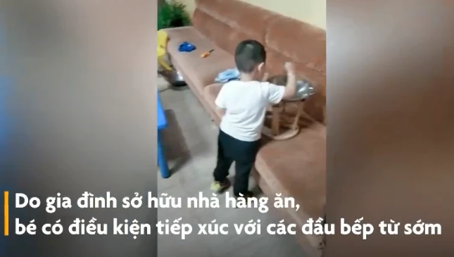 Video : Bé trai 3 tuổi ở Trung Quốc chơi đồ hàng nấu ăn