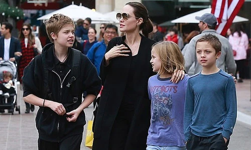 Angelina Jolie dẫn các con đi mua sắm sau khi đạt thỏa thuận ly hôn