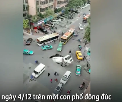 Video : Hố tử thần khổng lồ nuốt chửng xe trộn bê tông