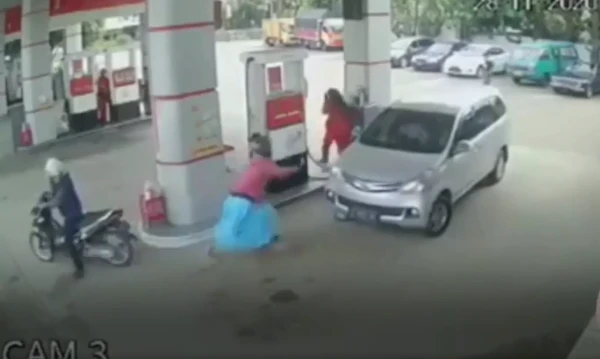 Video: Mẹ bất cẩn khiến con nhỏ bị ô tô 7 chỗ chồm qua người