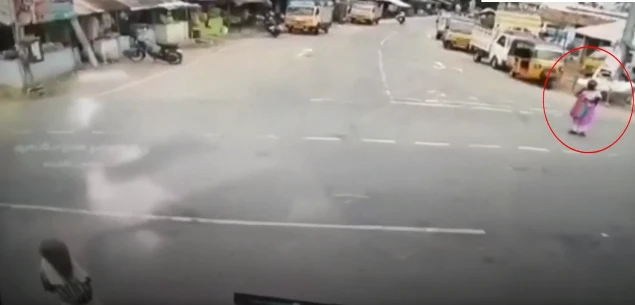 Video : Người phụ nữ sống sót khi bị xe tải tông ở Ấn Độ