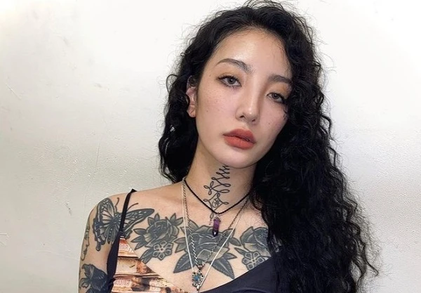 Xao xuyến trước vẻ chất ngầu của cô nàng thợ xăm Hàn Quốc