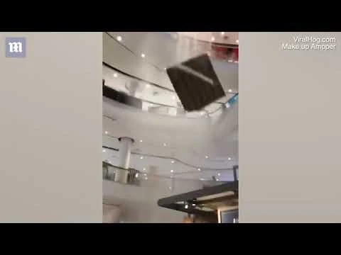 Video: Hãi hùng mảng trần trung tâm thương mại bất ngờ rơi xuống đất