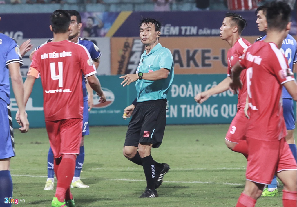 Video: Trọng tài 'bẻ còi', cầu thủ Bình Dương phản ứng dữ dội tại sân Hàng Đẫy