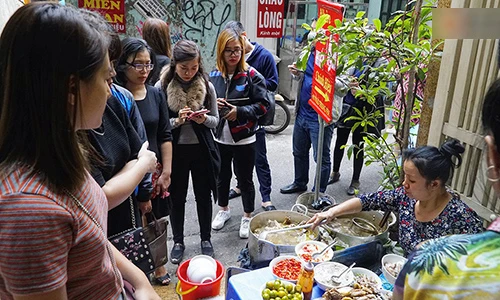 Video: Xếp hàng 30 phút chỉ để ăn một bát bún ngan tại Hà Nội