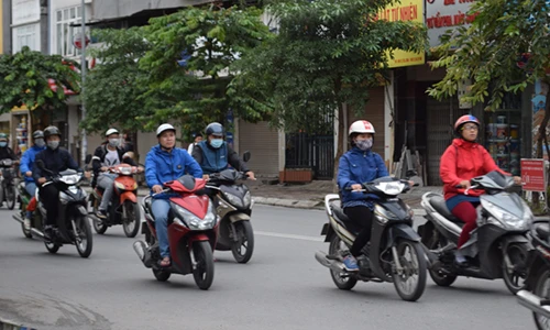 Video: Người Hà Nội đón đợt lạnh đầu tiên, co ro mà thích thú