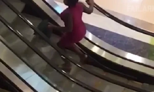 Video: Kỳ lạ cô gái ra thang máy tập gym