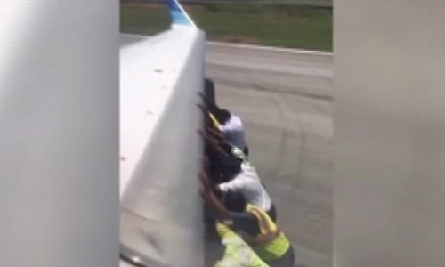 Video: Đẩy máy bay bằng tay do phi công... “nhầm nhọt“