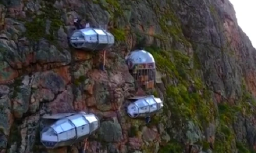 Video: Chóng mặt ngắm khách sạn con nhộng cheo leo trên vách núi