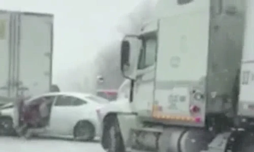 Video: Khoảnh khắc xe tải “tử thần” 18 bánh lao vào ô tô của cô gái trẻ