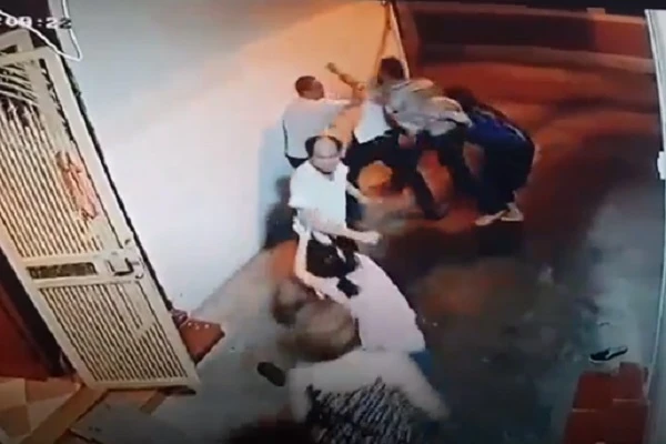 Video: Hàng xóm đánh nhau vì đất đai