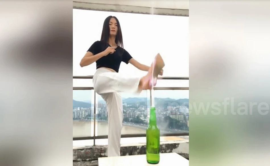 Video: Cô gái dùng tuyệt chiêu kungfu mở nắp chai bằng đế giày