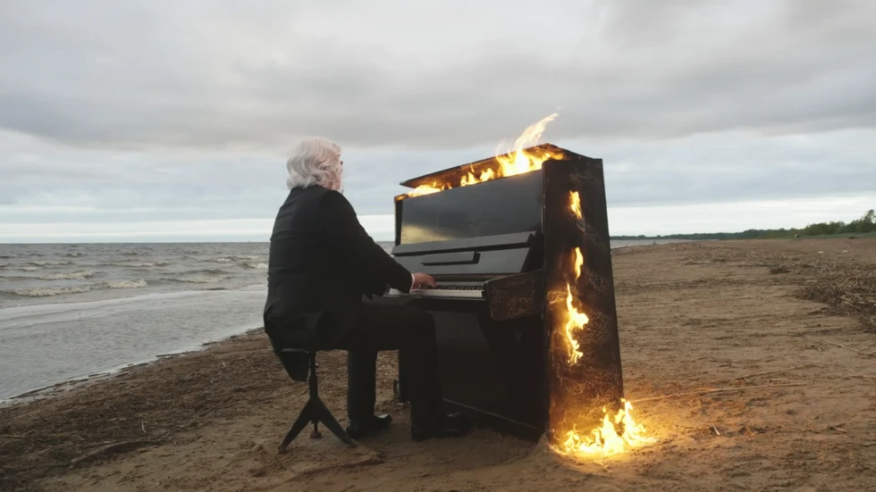 Video: Nghệ sĩ mù người Nga chơi đàn cùng chiếc piano bốc cháy dữ dội