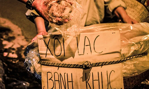 Đi theo tiếng rao "ai bánh khúc đây" rong ruổi phố đêm Hà Nội