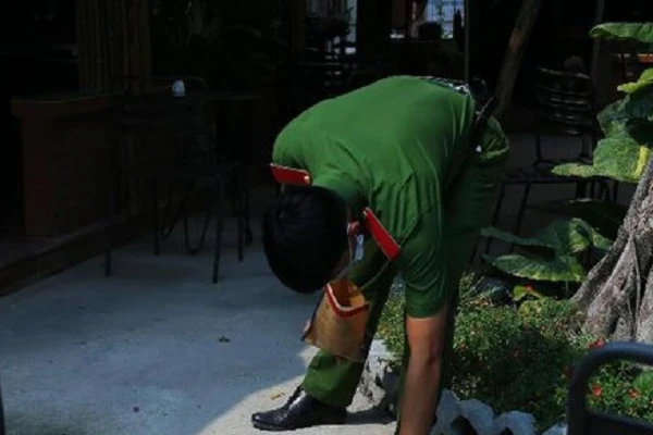 Video: Cận cảnh người đàn ông mang súng vào quán cà phê