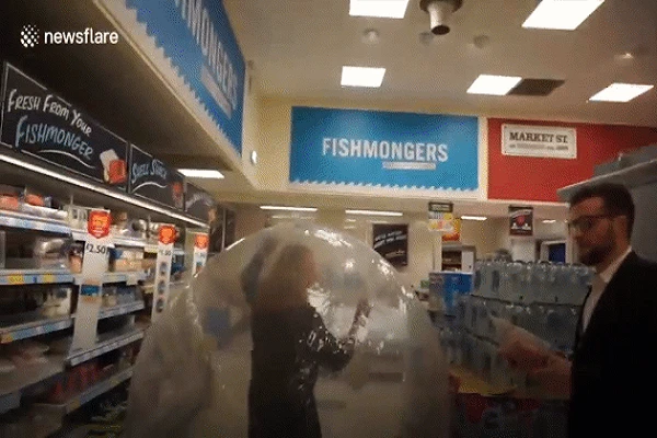 Video: Sợ nhiễm COVID-19, người phụ nữ Anh đi chợ bằng bóng hơi