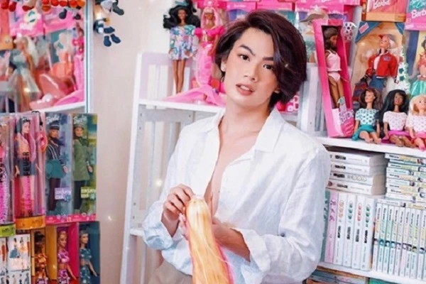 Đào Bá Lộc mở sạp bán búp bê kiếm tiền nuôi 'chồng'