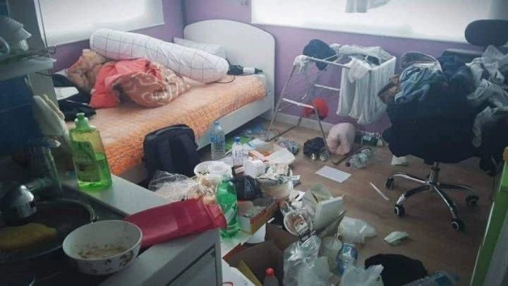 Hết hồn khi thấy phòng ngủ như bãi rác của sinh viên Hàn