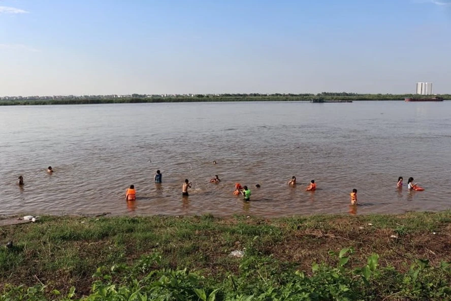 Video: Nguy hiểm trẻ đuối nước ở các bãi tắm tự phát tại Hà Nội