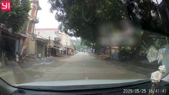 Video: Bé trai bất ngờ lao ra trước đầu ô tô khiến tài xế thót tim