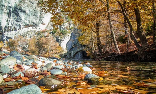 “Trốn đời” tại hẻm núi bí ẩn và độc đáo ở Hi Lạp