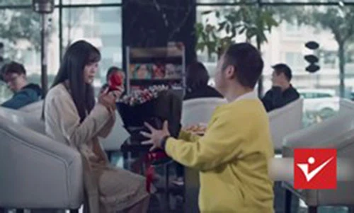 Video hài: Hôn trộm khi đưa bạn gái đi cổ vũ và cái kết