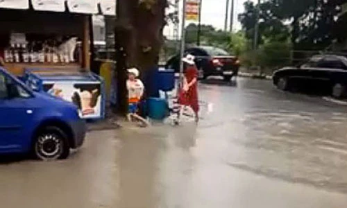 Video: Bé 7 tuổi thụt hố ga bị cuốn thẳng ra biển Đen