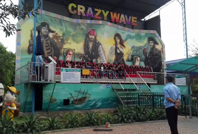 Trò chơi ‘Sóng điên’ - đu lắc tốc độ cao thổi bay 6 người xuống đất