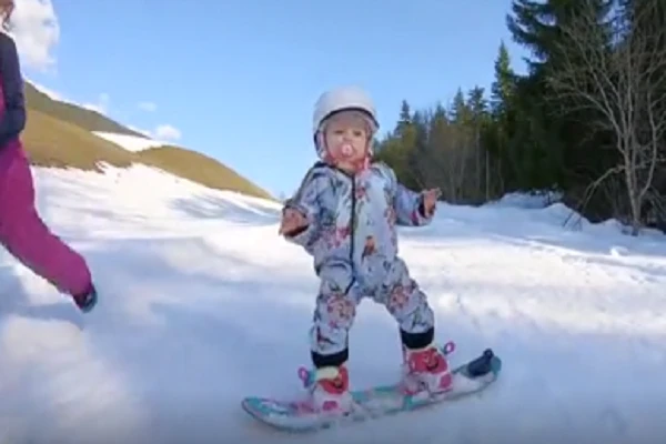 Video: Sốc với tài năng trượt tuyết của nhóc tì 1 tuổi