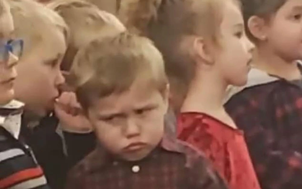 Video: Cậu bé hờn dỗi cả thế giới vì “nhà bao việc còn bắt hát Giáng sinh”