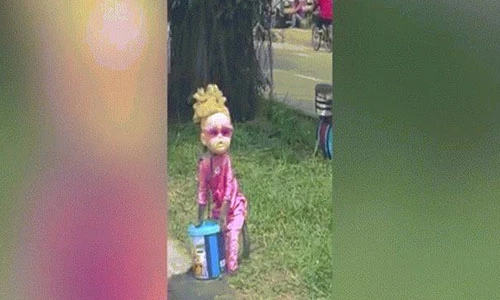 Video: Khỉ mặc đồ búp bê tóc vàng đứng giữa đường như phim kinh dị