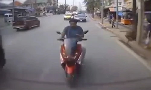 Video: Người đi xe máy mải điện thoại đập mặt vào ô tô