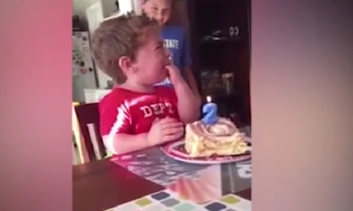 Video: Bé trai 2 tuổi khóc nức nở vì không muốn già thêm 1 tuổi