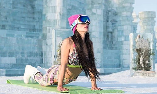 Video: Bà mẹ 50 tuổi “trẻ nhất thế giới” tập yoga giữa trời -40 độ C