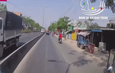 Video: Phẫn nộ trộm phóng xe máy giật dây chuyền táo bạo ngay giữa ban ngày