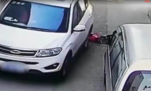 Video: Khoảnh khắc bé gái 2 tuổi bị ô tô chèn 2 lần mà vẫn nhỏm đầu dậy