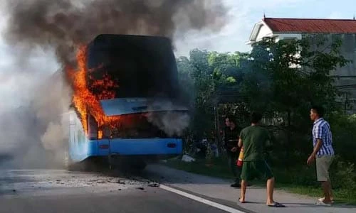 Video: Xe container bỗng nhiên bốc cháy rực đỏ trên quốc lộ 1A