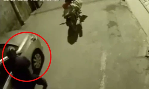 Video: Trộm mang cả bao tải đi bẻ gương ô tô