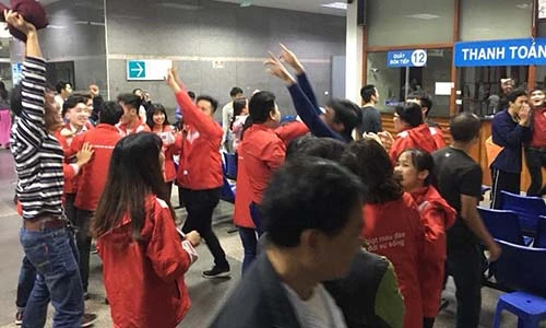 Quên đi bệnh tật, hoà chung niềm vui với U23 Việt Nam